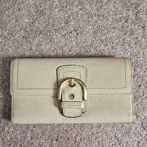 Elegant Coach Cream Leather Women's Clutch